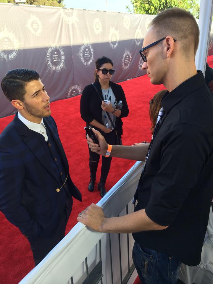 Interviewing Nick Jonas at the 2014 MTV VMAs.
